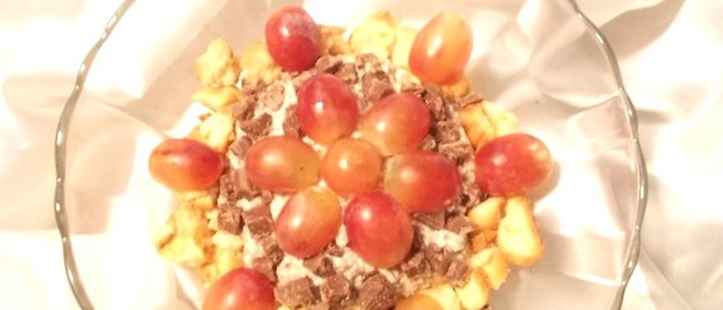 Творожно-шоколадный десерт с яблоком и печеньем