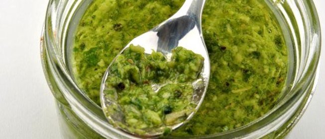 Песто из кинзы, миндаля и красного лука