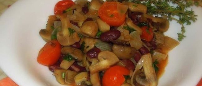 Рагу из фасоли, лука-шалота и грибов