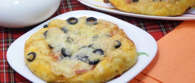 Мини-пиццы с ветчиной, маслинами и моцареллой