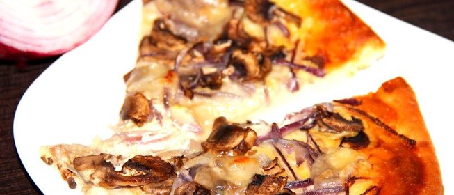 Пицца с шампиньонами и красным луком