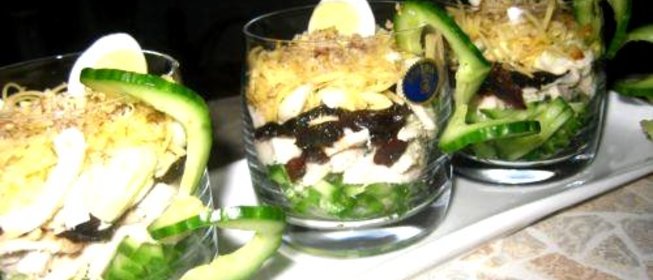 Салат-коктейль с курицей и черносливом