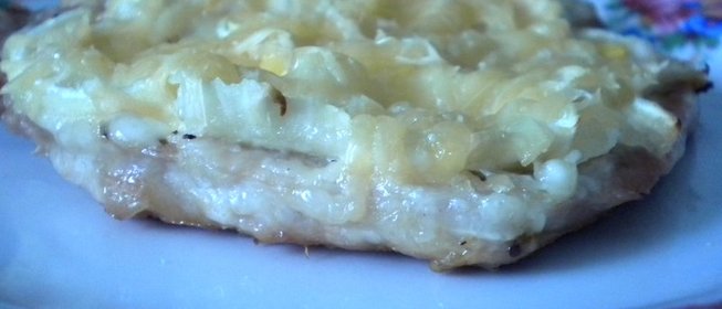 Свинина, запеченная с луком и сыром