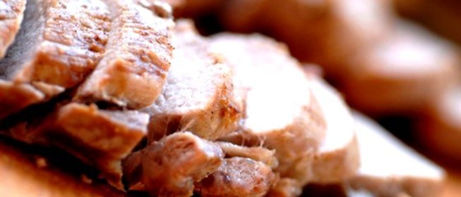 Тушеная свинина с молоком и травами