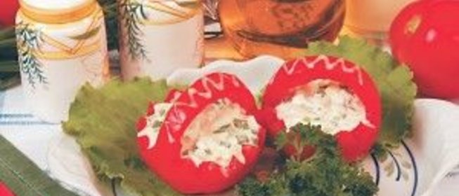 Помидоры, фаршированные яйцами и луком