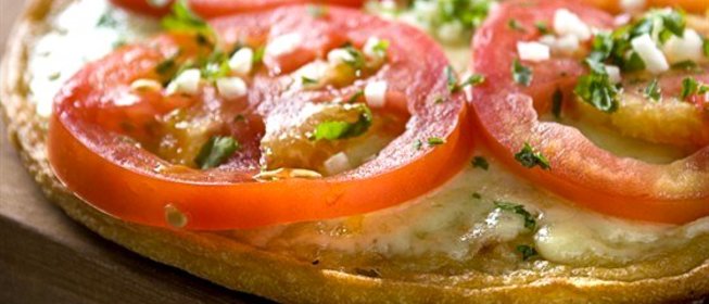 Неаполитанская пицца со свежими помидорами