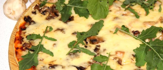 Пицца с грибами и руколой