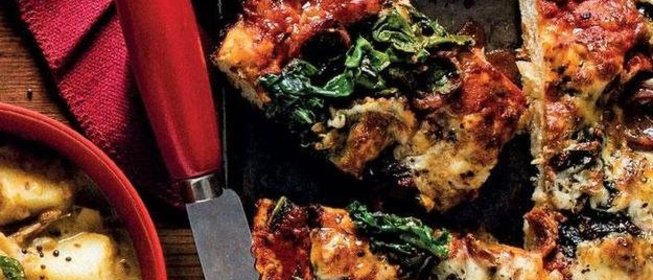 Пицца с сосисками и мангольдом