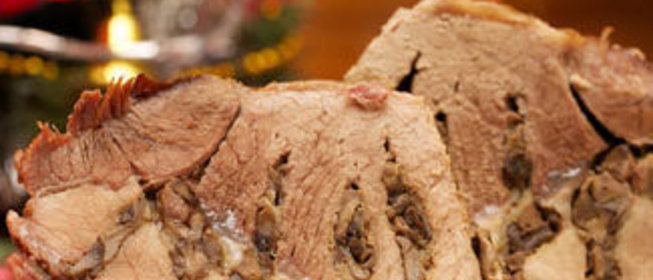 Свинина, фаршированная грибами, в беконе