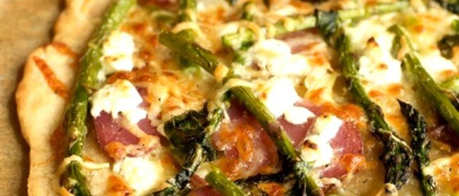 Пицца со спаржей и баклажаном