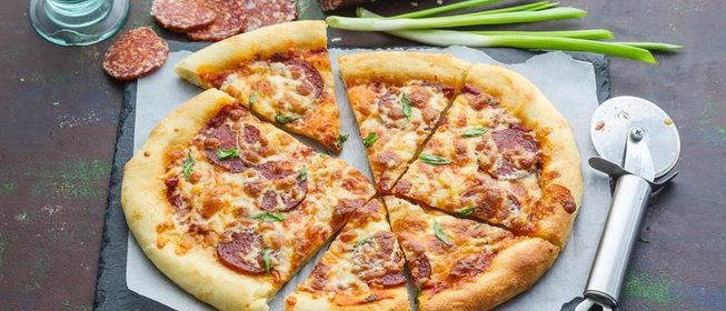 Пицца с колбасой