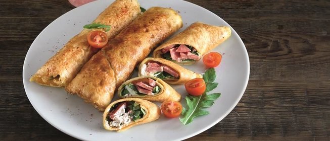 Роллы из омлета, сервелата с окороком и руколы