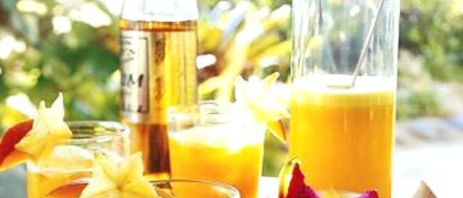 Коктейль с ананасом, манго и ромом