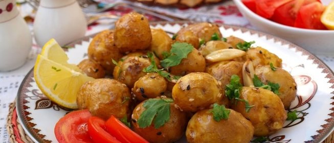 Мелкий картофель запечённый с лимоном и кунжутом
