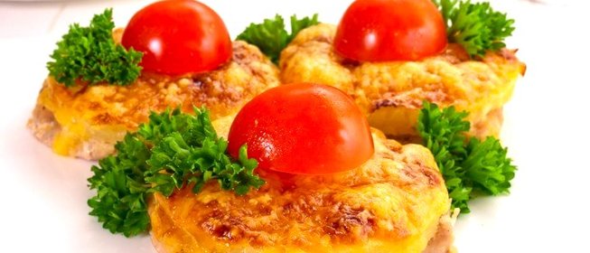 Свинина, запеченная с ананасами и сыром