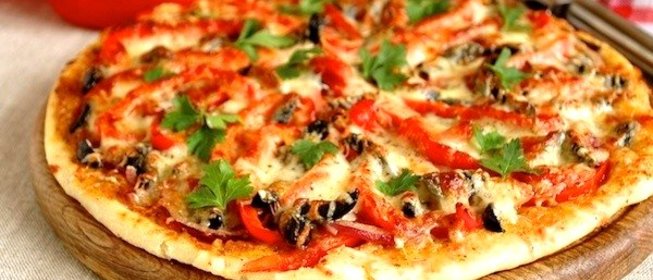 Пицца со сладким перцем и маринованным луком