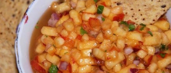 Персиковая сальса с кинзой, мятой и имбирем