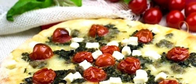 Пицца со шпинатом и помидорами черри