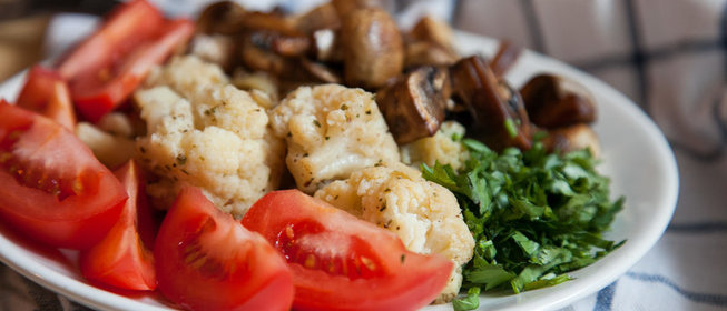 Цветная капуста с жареным луком и грибами