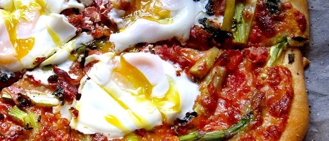 Пицца со спаржей и яйцами
