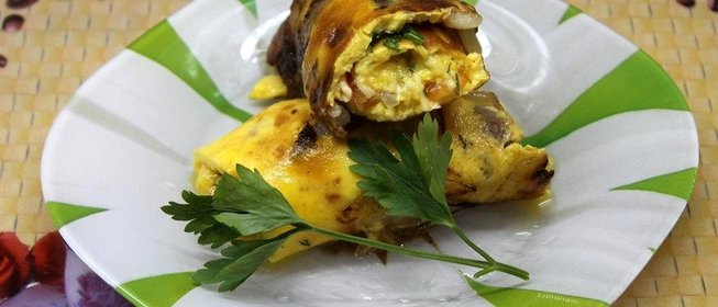 Омлет с сыром помидорами и беконом