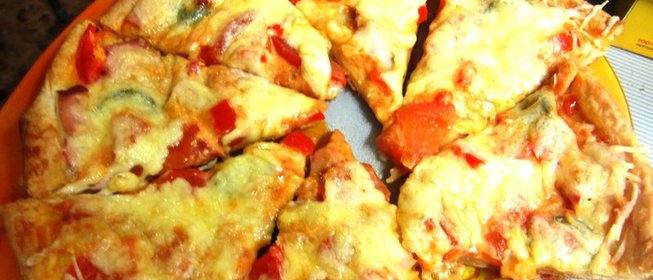 Тонкая пицца с салями, помидорами и сладким перцем