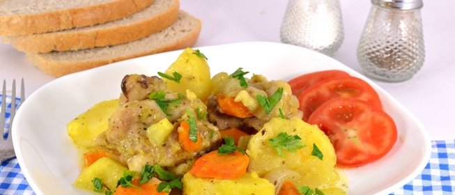 Картофель с куриными окорочками, овощами и карри в рукаве