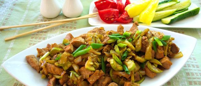 Тушеная свинина с кабачком