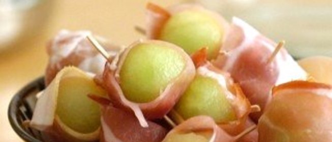 Закуска из дыни и ветчины