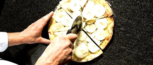 Пицца с сыром и грушей