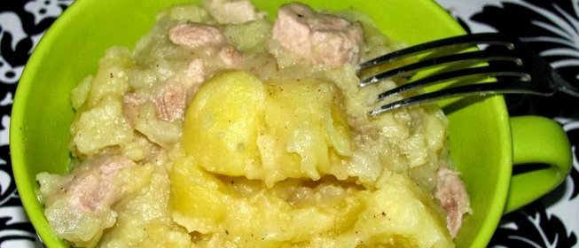 Тушеная картошка и мясо в кастрюле