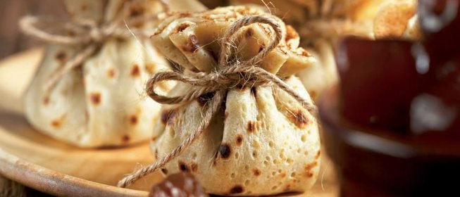 Блинные «мешочки» с финиками и орехами