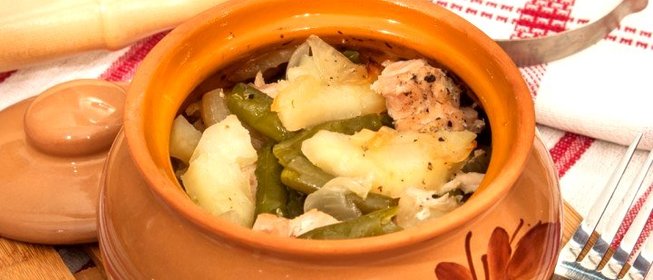 Свинина с картофелем и стручковой фасолью, тушенные в горшочке