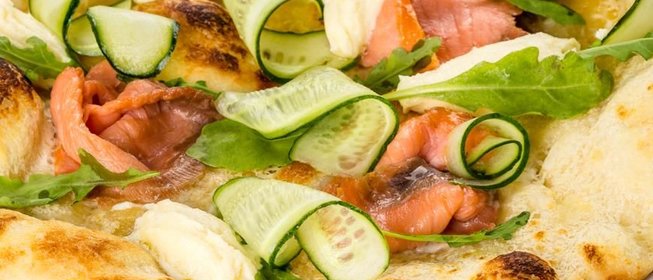 Пицца с лососем