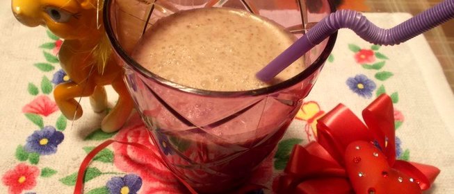 Молочный коктейль с шоколадом и яблоком