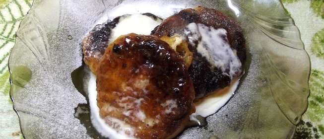 Сырники под теплым сметанным соусом