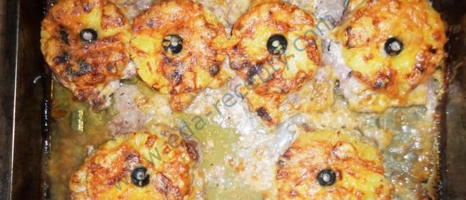 Свинина с ананасами и сыром