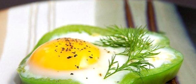 Яйца жаренные в кольцах болгарского перца