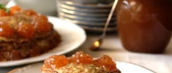 Блинный пирог,запеченый с яблоками и сметаной