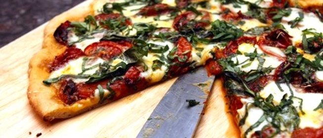 Пицца с моцареллой и базиликом