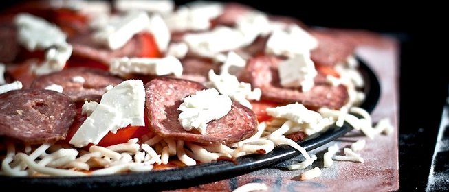 Пицца с брынзой и колбасой