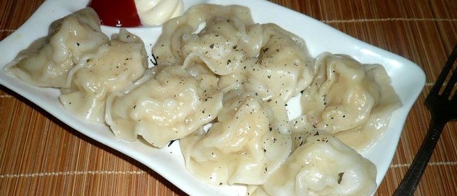 Домашние пельмени с куриной грудкой и луком