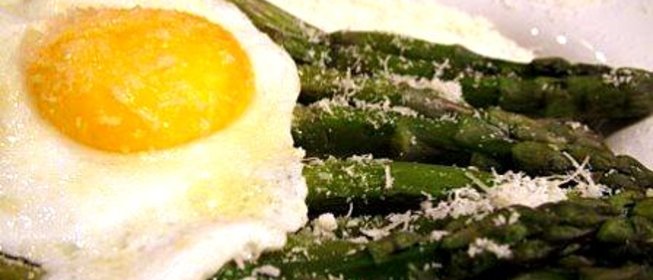 Спаржа с яйцом
