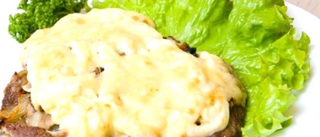 Свинина с чесноком и сыром