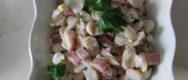 Салат-коктейль с ветчиной и фасолью