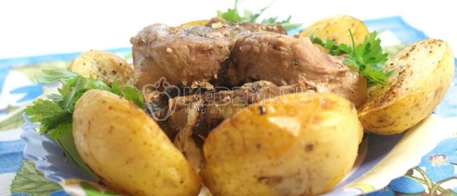 Запеченная свинина на косточке с картофелем