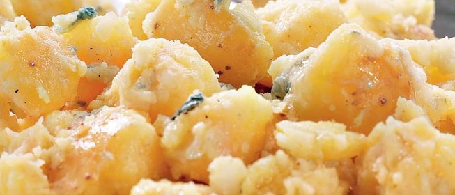 Давленый красный картофель с сыром горгонзола