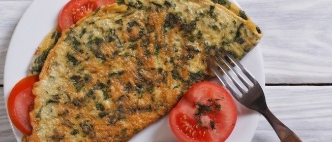 Омлет со шпинатом и помидорами