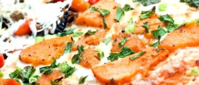 Пицца с тыквой и копченым салом