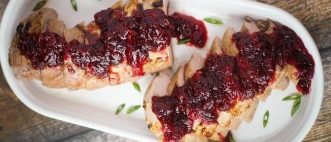 Свинина под клюквенным соусом